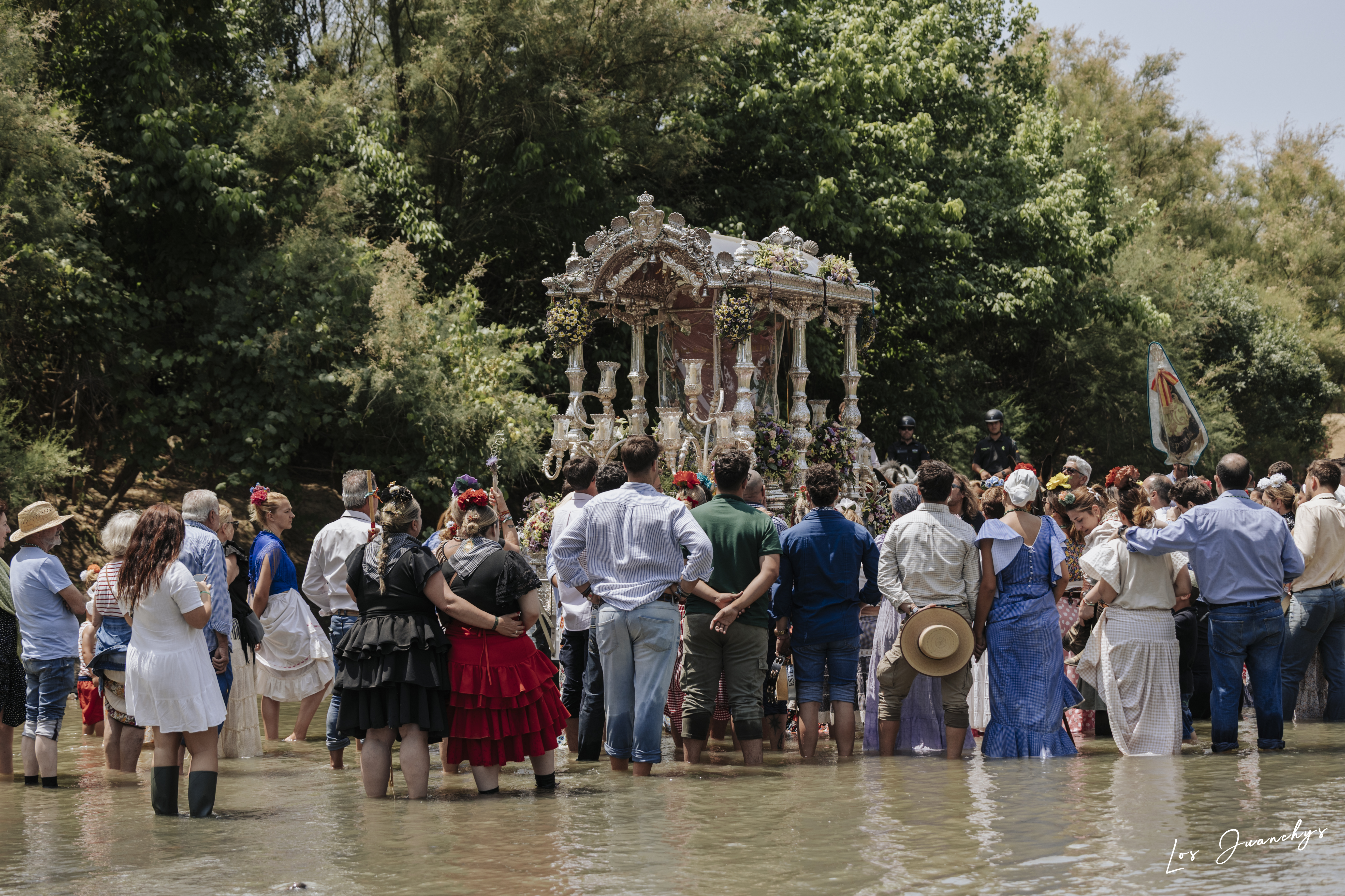 La Hermandad del Rocío de Estepona junto a su carreta durante el camino